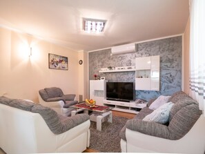 Living area - Villa "Mile" mit beheiztem Pool, Grill und Terrasse by Interhome (Katuni)