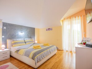 Internet - Villa "Mile" mit beheiztem Pool, Grill und Terrasse by Interhome (Katuni)