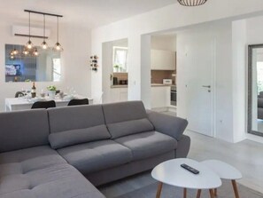 TV - Villa Natura by Interhome (Bast)