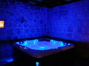 Interior - mit Whirlpool by Interhome (Mravince)