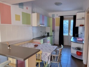 Kjøleskap, mikrobølgeovn og kjøkkenutstyr