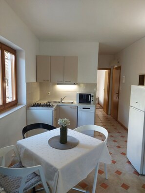 Fridge, microwave, dishwasher, cookware/dishes/utensils