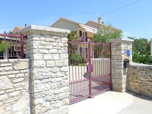 A gated entrance with stone walls and a metal gate. - LacoDeLama mini resort - Wohnung Marta mit Pool by Interhome (Medulin/Ližnjan)