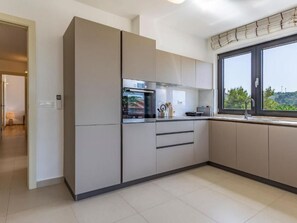 Fridge, microwave, oven, dishwasher - in Rovinj mit privatem Parkplatz by Interhome (Rovinj)