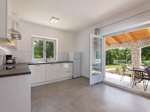 Fridge, oven, dishwasher, cookware/dishes/utensils