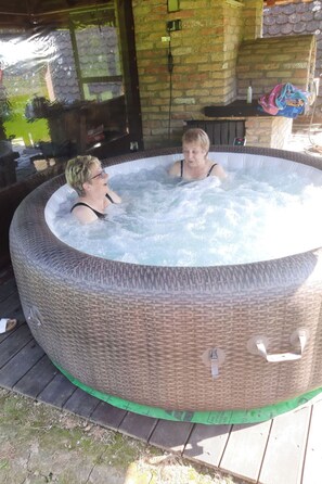 Outdoor spa tub - in Puska mit Offenem Kamin by Interhome (Puska)