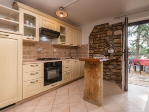 Fridge, oven, cookware/dishes/utensils - Apartment Larca by Interhome (Rovinj/Kanfanar)