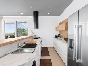 Fridge, oven, dishwasher, cookware/dishes/utensils - Villa Serena by Interhome (Dracevac)