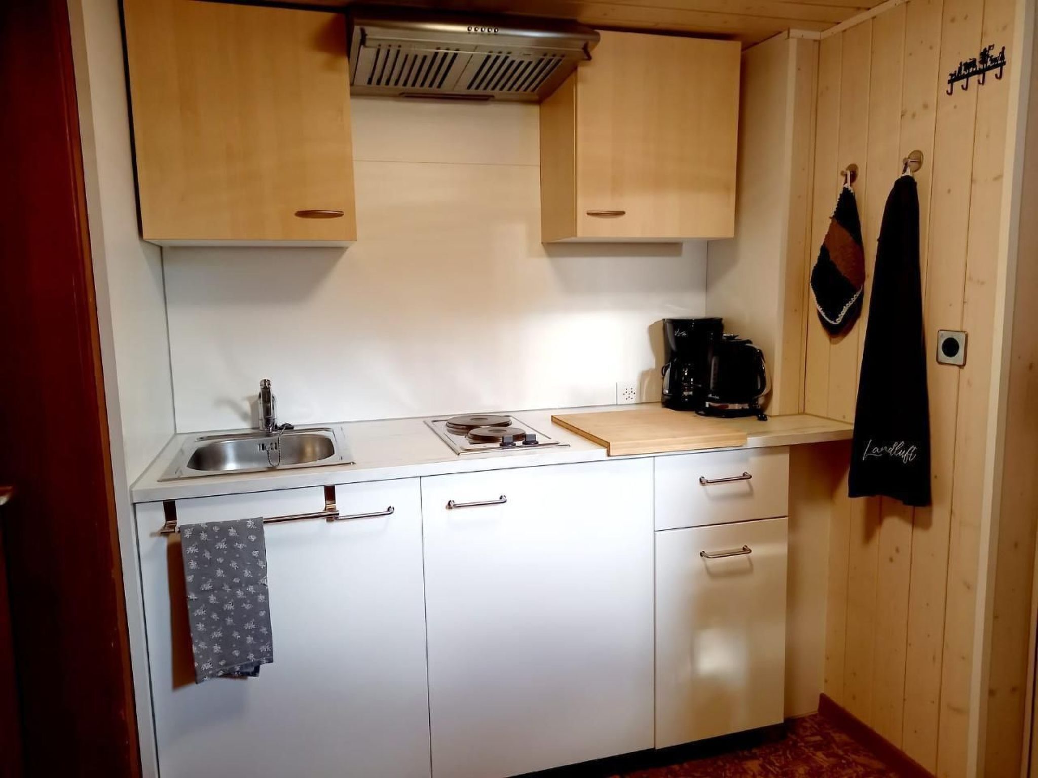 Kühlschrank, Ofen, Kochgeschirr/Geschirr/Besteck