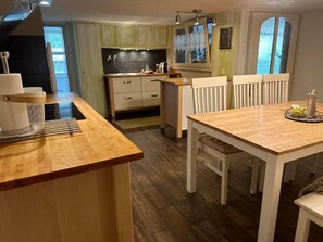 Kjøleskap, ovn og kjøkkenutstyr