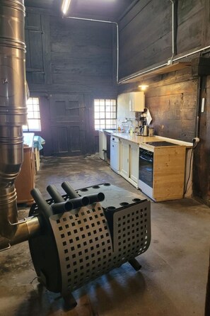 Kylskåp, ugn, diskmaskin och grytor/köksredskap