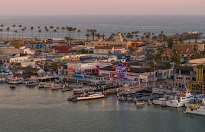 Marina - Remodeled Oceanfront Home Right on 36th Street Beach and the Boardwalk! (Newport Beach)