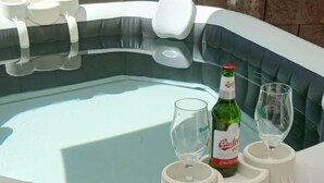 A hot tub with a bottle of Budweiser and two glasses on a white tray. - Wellness Villa near Prague - all inclusive by Interhome (Vranov)