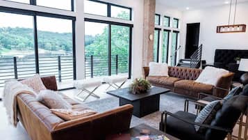 Een televisie, een open haard, videogames en een kantoor