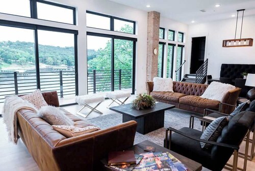 The Lofts at 1932 Reserve! Pool, Hot tub! Sleep 47