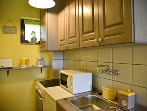 Fridge, microwave, oven, cookware/dishes/utensils - Hütte mit Garten, Grill und Terrasse by Interhome (Nova Kapela)