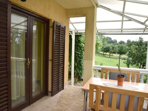 Outdoor dining - Hütte mit Garten, Grill und Terrasse by Interhome (Nova Kapela)