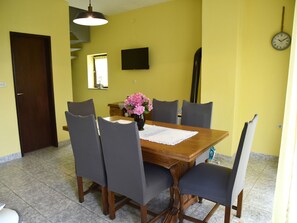 Dining - Hütte mit Garten, Grill und Terrasse by Interhome (Nova Kapela)