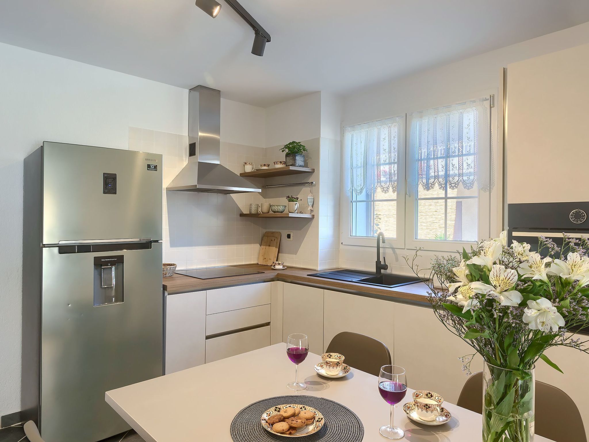 Réfrigérateur, un four, lave-vaisselle, vaisselle et ustensiles