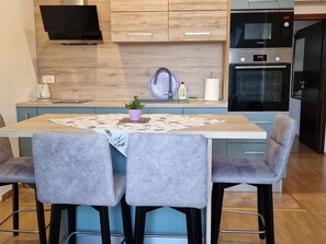 Fridge, cookware/dishes/utensils - Ferienwohnung. für 3 Personen by Interhome (Rogotin)