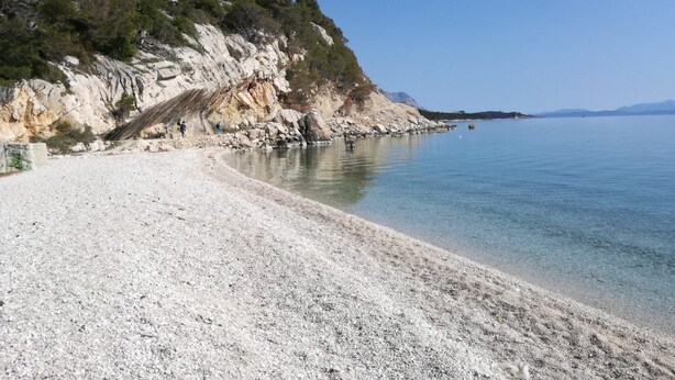 A pebble beach with clear water and rocky cliffs. - in der Nähe des Meeres und des Sees by Interhome (Kamenmost)