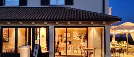 تناول الطعام بالخارج