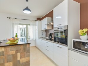 Refrigerador, microondas, horno y lavavajillas 