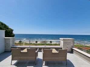 Terrace/patio - Villa direkt am Meer und Strand mit herrlichem Blick by Interhome (Umag/Juricani)