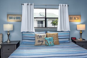 2 bedrooms, desk, free WiFi, bed sheets - Sea Shell Pool Townhouse Across from Beach (Indian Shores)