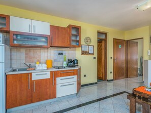 Fridge, oven, cookware/dishes/utensils - mit Klimaanlage und Balkon by Interhome (Krk/Čižići)