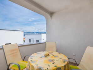 Outdoor dining - mit Klimaanlage und Balkon by Interhome (Krk/Čižići)