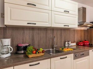 Kühlschrank, Mikrowelle, Ofen, Geschirrspüler