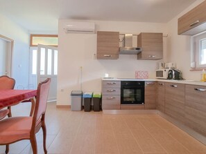 Kühlschrank, Mikrowelle, Ofen, Kochgeschirr/Geschirr/Besteck