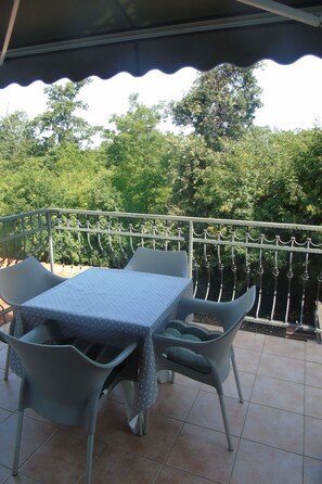 Outdoor dining - Wohnung in der Nähe von Seaside by Interhome (Umag)