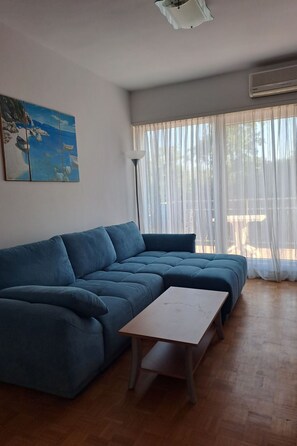 TV - Wohnung in der Nähe von Seaside by Interhome (Umag)
