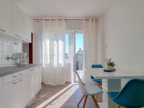 Fridge, oven, cookware/dishes/utensils - Wohnung "Ester" mit Balkon by Interhome (Novigrad (Istra))