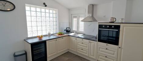 Kylskåp, ugn, diskmaskin och grytor/köksredskap