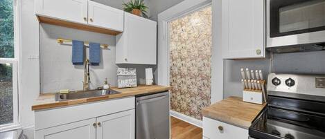 Frigorifero, microonde, forno, piano cottura