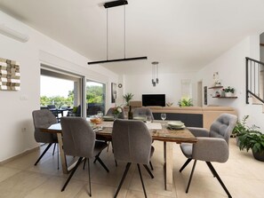 Dining - Vila Ema mit Meerblick by Interhome (Garica)