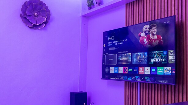 Televisor de pantalla plana montado en la pared mostrando una interfaz de UEFA.tv con varias opciones de transmisión.