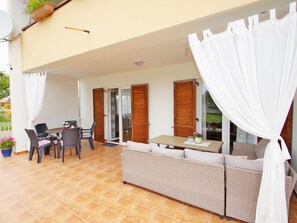 Outdoor dining - in Vorort von Pula, Valdebek by Interhome (Bokordici)