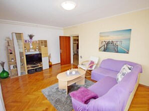 TV - in Vorort von Pula, Valdebek by Interhome (Bokordici)