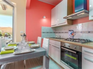 Kühlschrank, Ofen, Kochgeschirr/Geschirr/Besteck