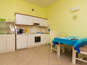 Fridge, microwave, cookware/dishes/utensils - Wohnung "Casa Viktory" mit Balkon by Interhome (Umag)