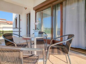 Outdoor dining - Wohnung "Dani" mit Terrasse by Interhome (Umag)