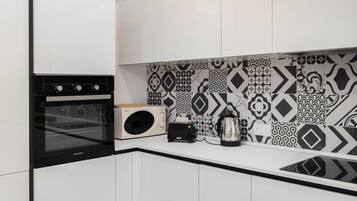 Apartment, 3 Bedrooms, Garden View | Private kitchen