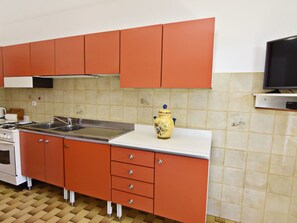 Fridge, microwave, oven, cookware/dishes/utensils - Wohnung in der Nähe des Strandes Basanija by Interhome (Umag/Savudrija)