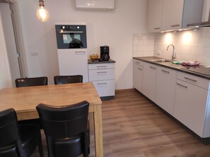 Kühlschrank, Mikrowelle, Geschirrspüler, Kochgeschirr/Geschirr/Besteck