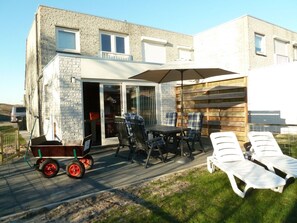 Outdoor dining - Ferienbungalow Abbes mit Garten und Terrasse by Interhome (Callantsoog)