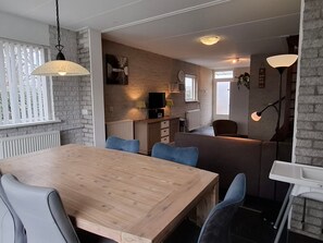 Dining - Ferienbungalow Abbes mit Garten und Terrasse by Interhome (Callantsoog)